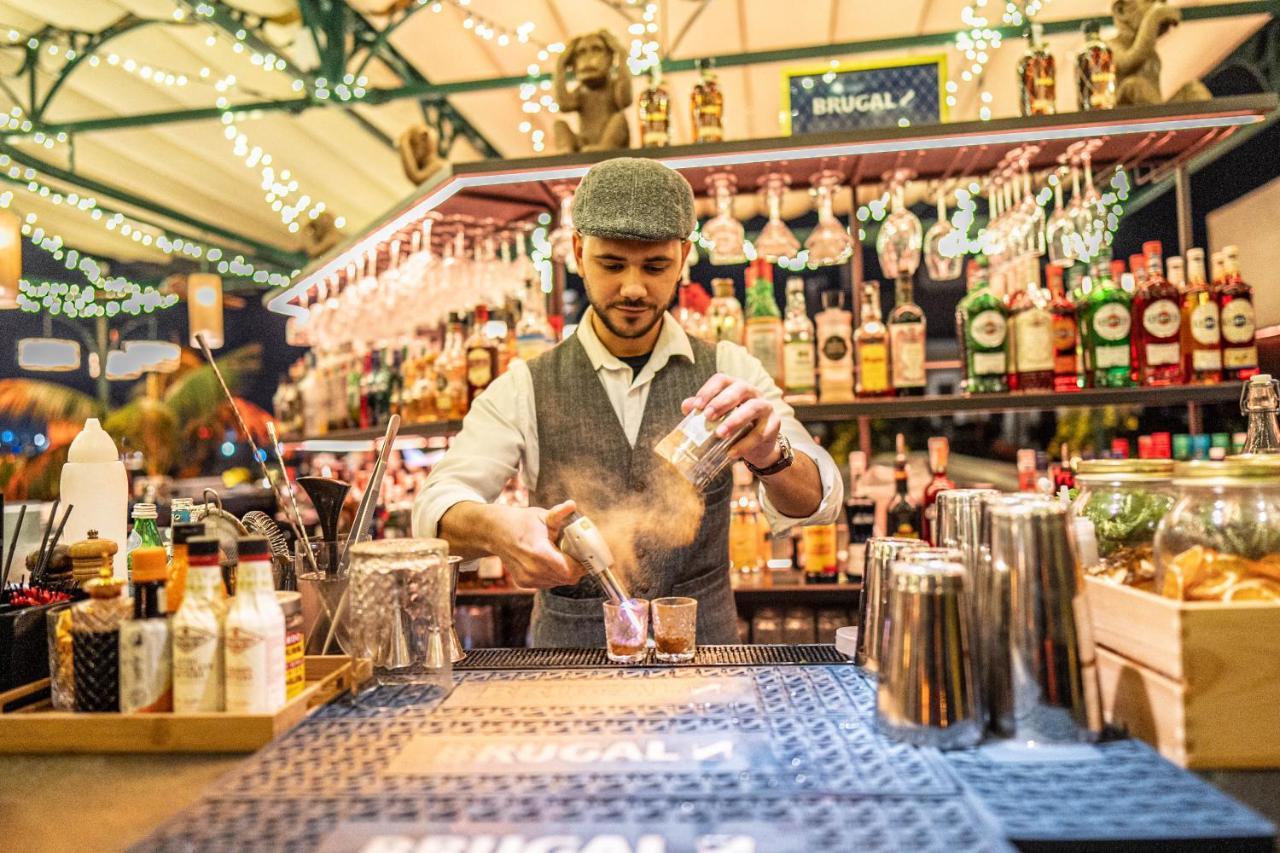 Hotel Lobby Seville Ngoại thất bức ảnh A bartender at work