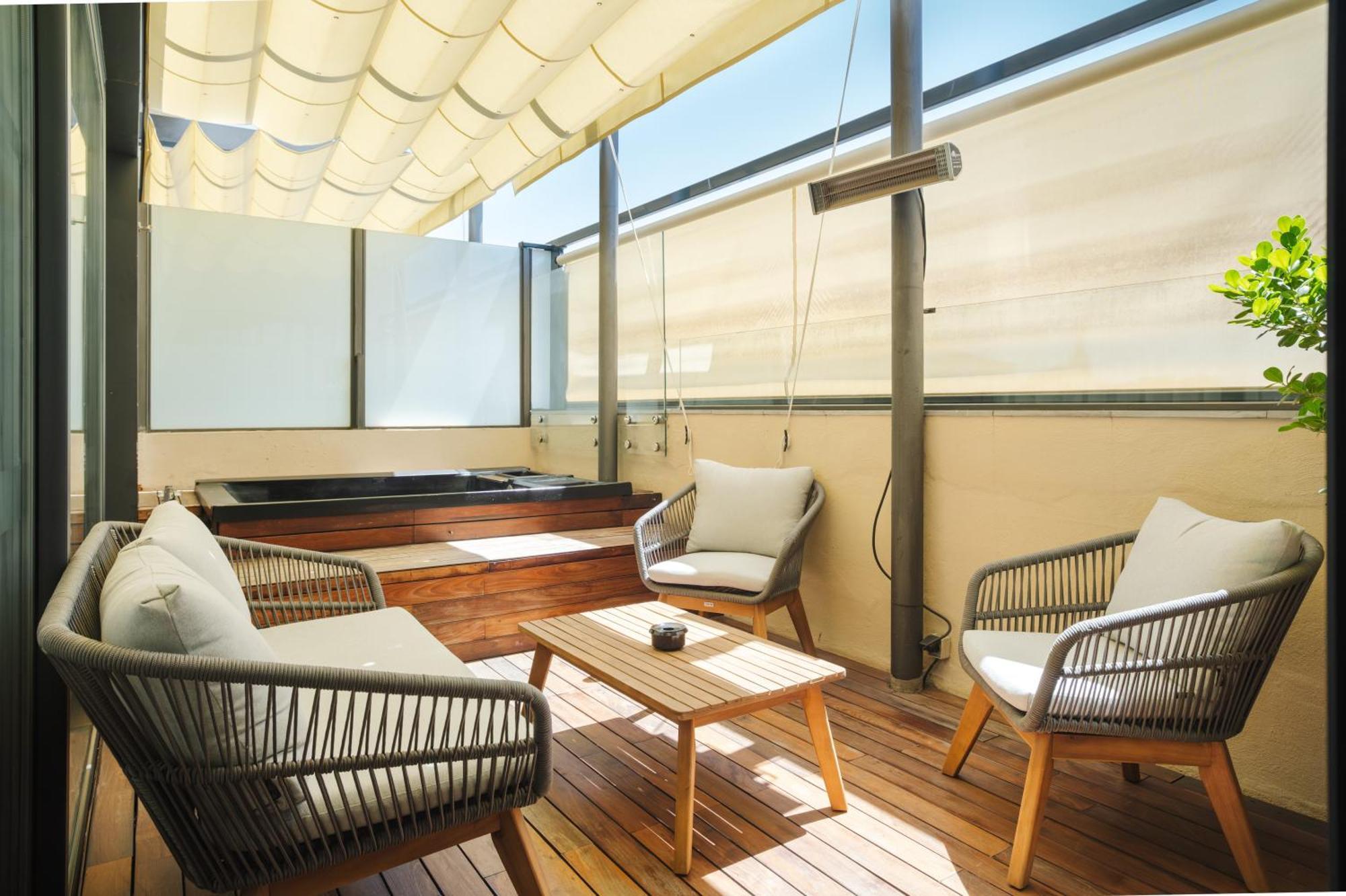 Hotel Lobby Seville Ngoại thất bức ảnh A balcony with a retractable awning