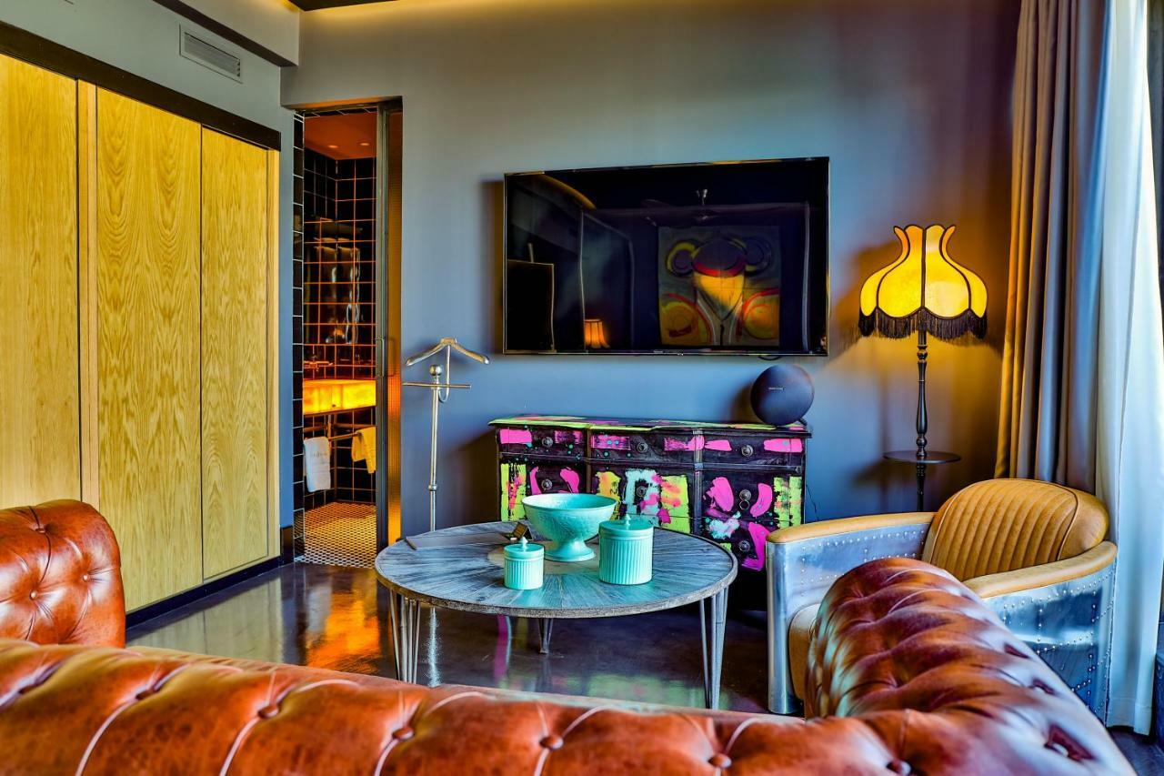 Hotel Lobby Seville Ngoại thất bức ảnh A suite at the hotel