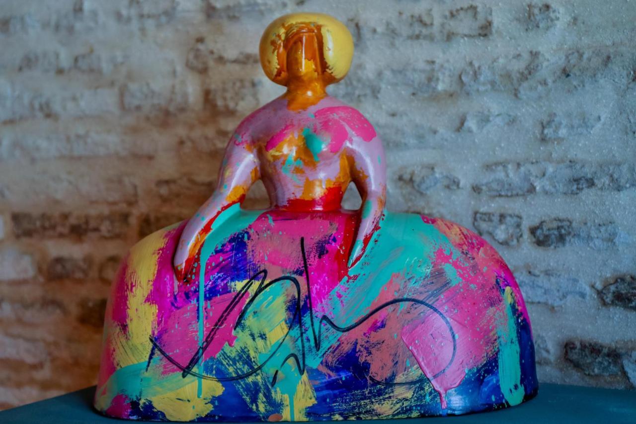 Hotel Lobby Seville Ngoại thất bức ảnh A sculpture by artist and designer, Mark Harris